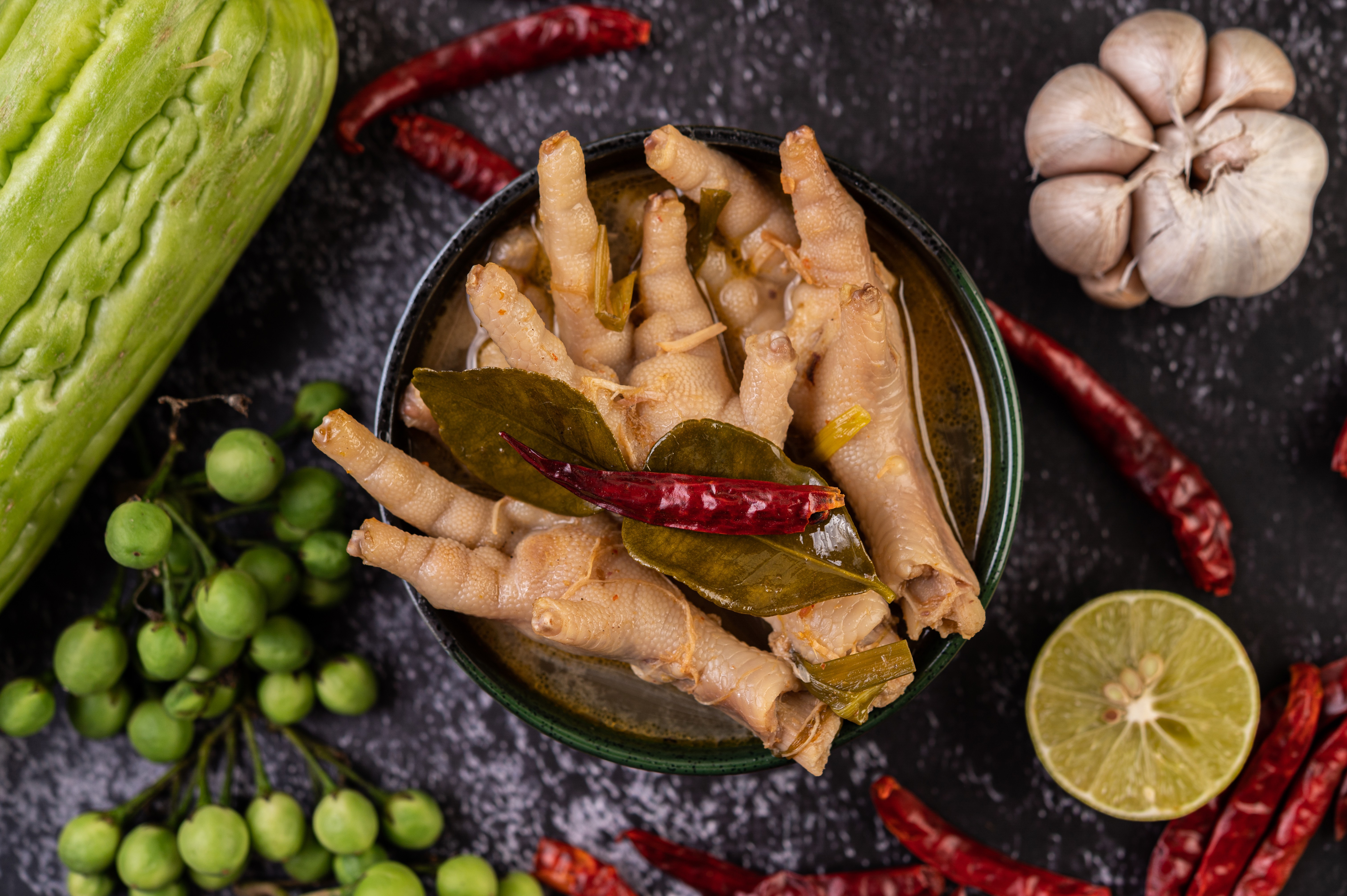 manfaat ceker ayam untuk bumil, makan ceker saat hamil, nutrisi bumil, makanan sehat bumil, kolagen kehamilan, sup ceker bumil, tips makan ceker, Bunda, Kecil
